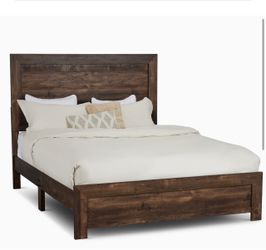 Queen / full size bedroom furniture bed nightstand lamp