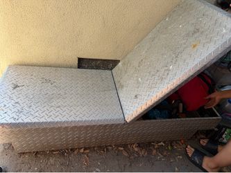 Truck tool box