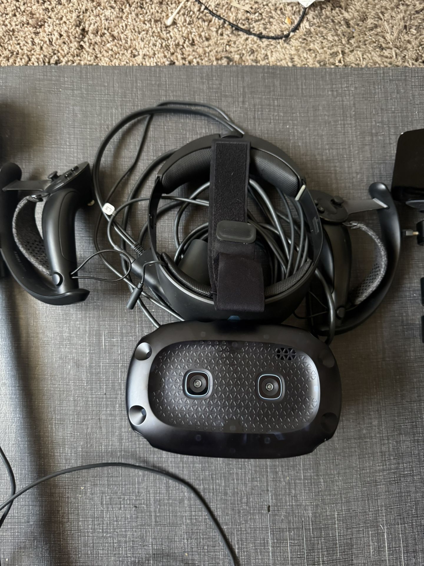 HTC Vive cosmos elite w/ Index Controllers