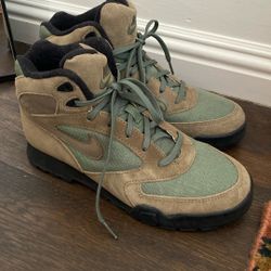 Brand New NIKE Size 7.5 - 90s Caldera Hiking Boots