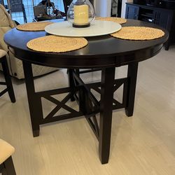 Dining Table W/4 Chairs (Like New)