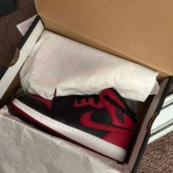 Jordan 1 Mid  5.5 (GS)