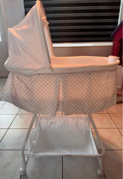 Delta Children Deluxe Soothing Dreams Bassinet