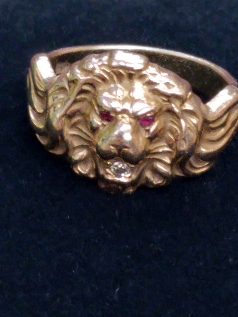 Woman's Gold Ring