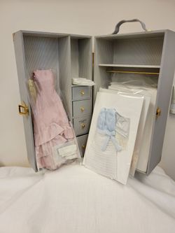 Franklin Mint Jacqueline Jackie Kennedy Case with Outfits and accessories - MINT
