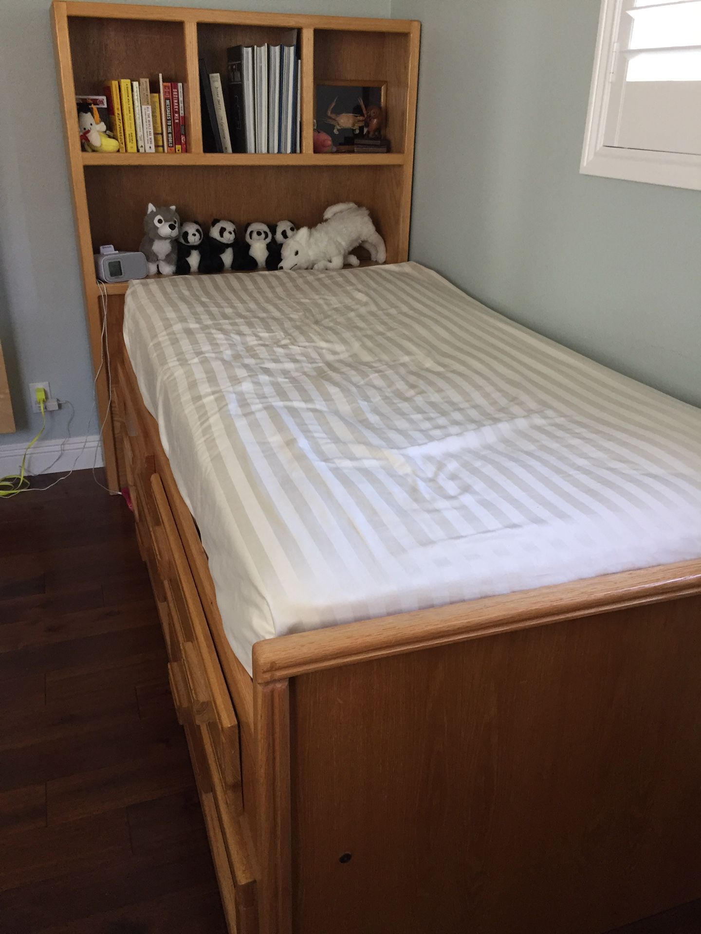 Solid Wood Twin size trundle bed with two drawers