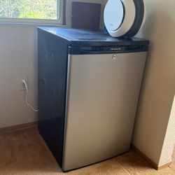 Frigidaire 4.4-cu ft Mini Fridge Freezer Compartment 