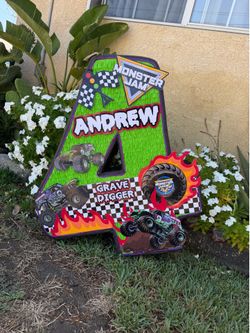 Monster jam grave digger number four pinata número cuatro