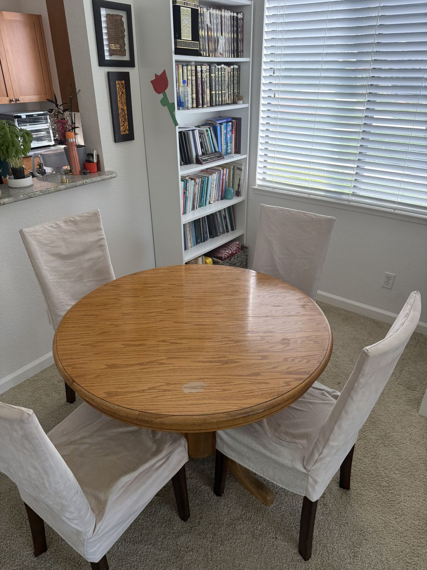 Round Table With Chairs 