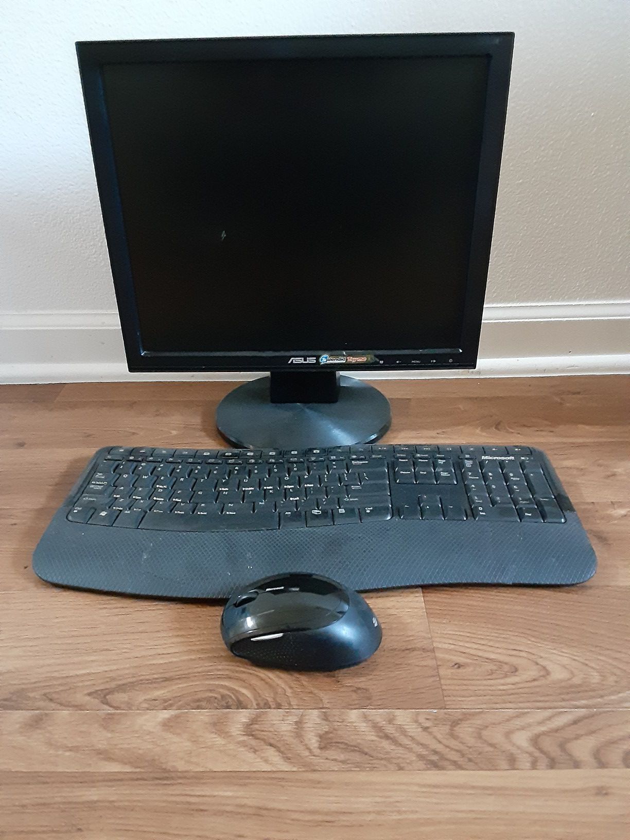 Computer screen, keyboard & wireless mouse with USB