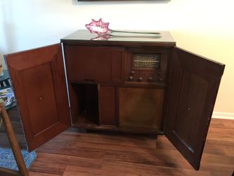 Antique radio turntable cabinet