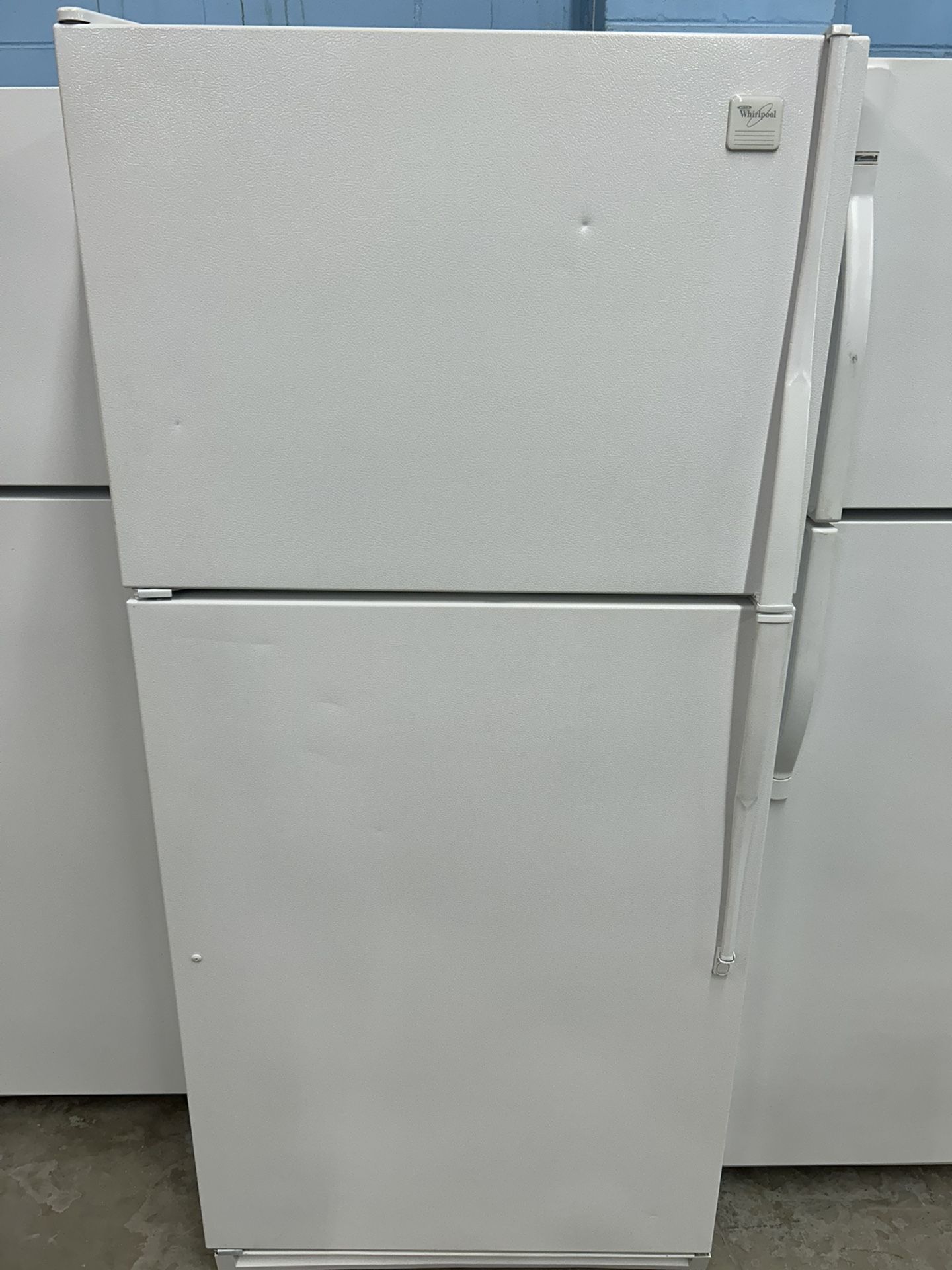 White 18 Cubic Foot Refrigerator With Ice Maker