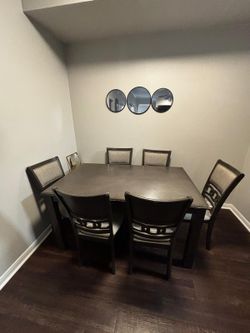 Dining table with 6 places
