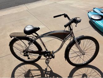 Kulana Lakona 7-Speed Cruiser It’s a very popular style because of the classic silver frame, matching fenders, and wood-grain rear rack.