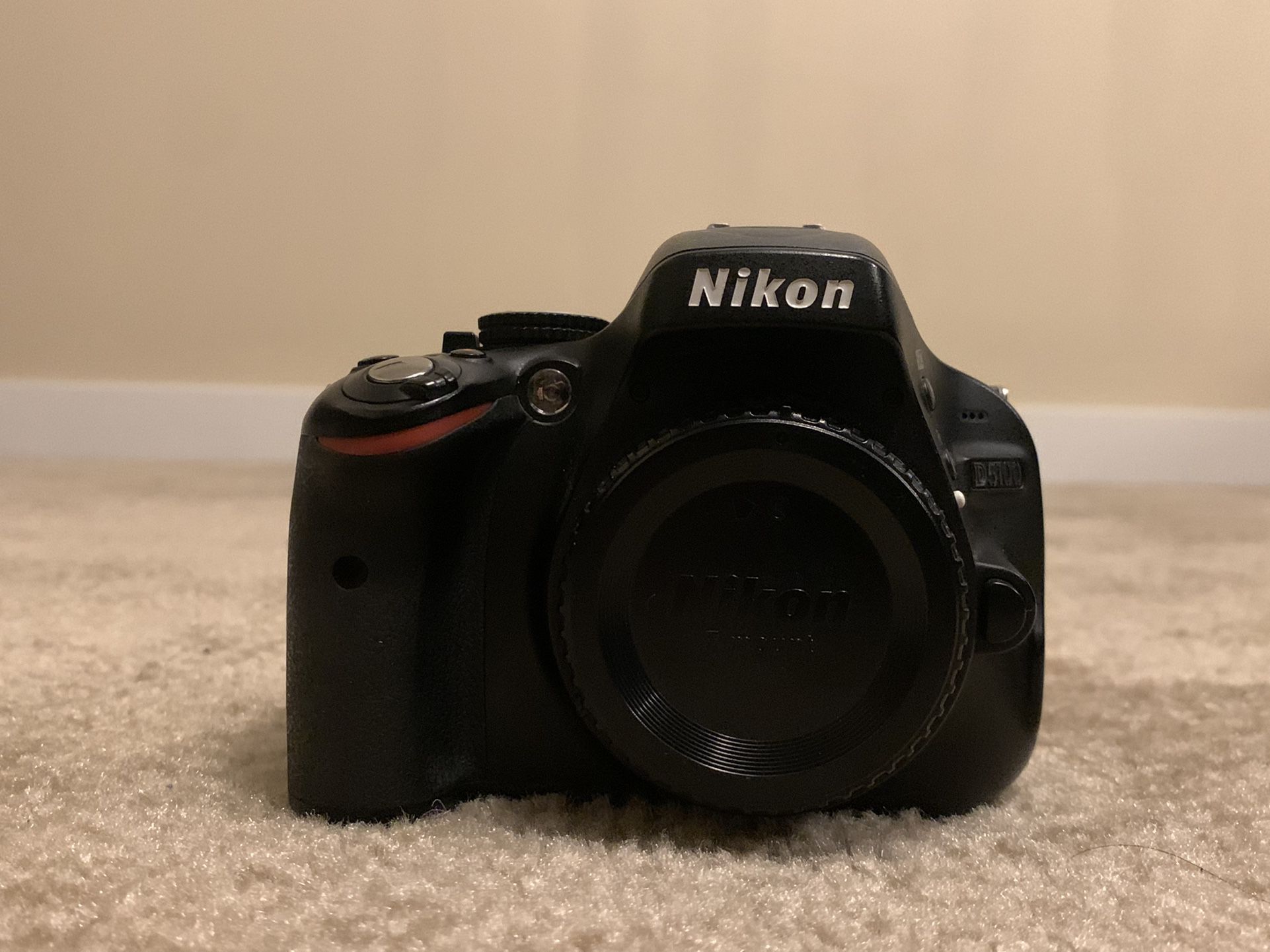 Nikon D5100 DSLR Camera W / Nikkor 18-70 mm Lens  OBO