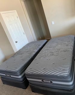 2 TWIN XL BEAUTYREST BLACK MATTRESS AND FREE BOX SPRINGS