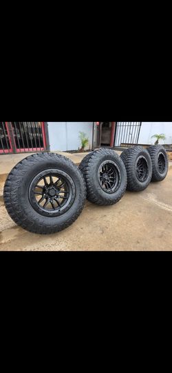 17" LOCK w/ 33" RT tires