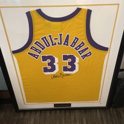 Kareem abdul hotsell jabbar signed jersey