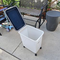 Pet Food Storage 25 Lbs/32.5 Qt