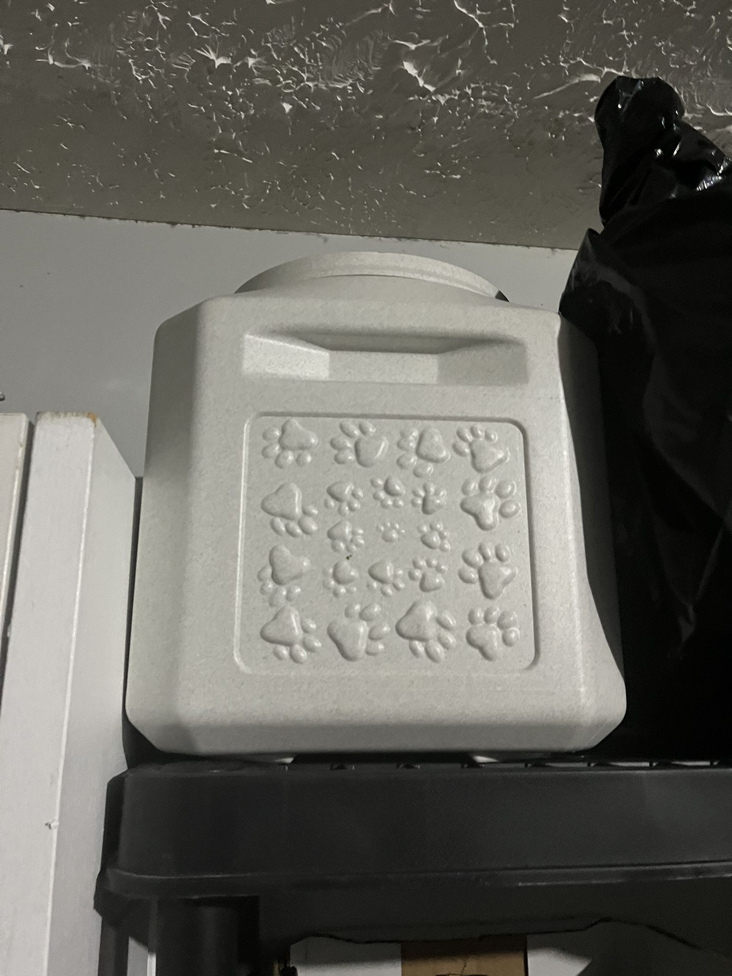 Dog Container