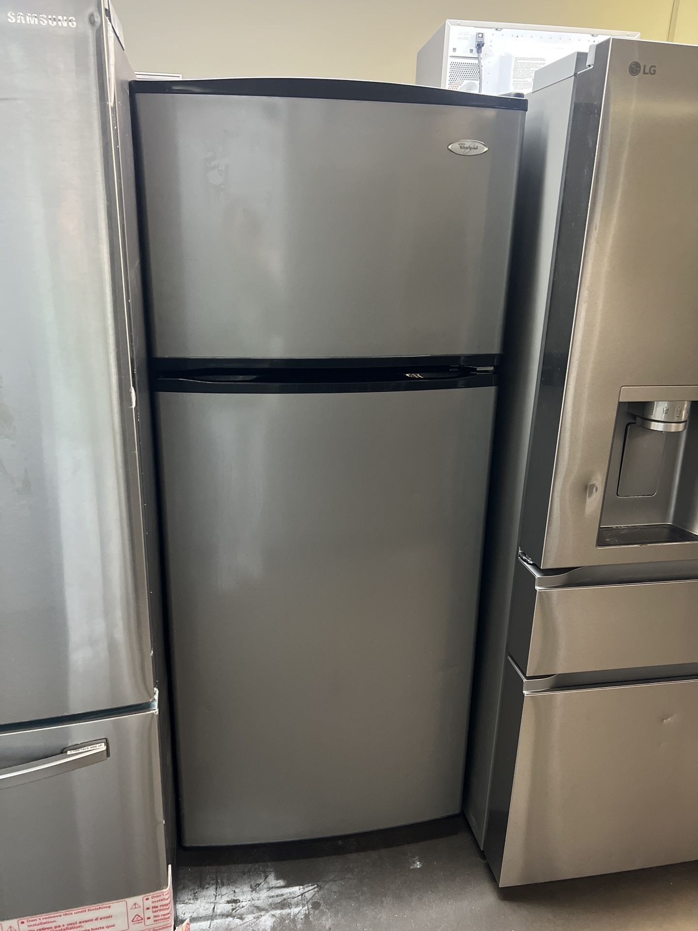 WHIRLPOOL APARTMENT SIZE TOP FREEZER REFRIGERATOR 