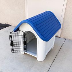 (NEW) $50 Small Dog House w/ Door, Waterproof Plastic Indoor Outdoor Shelter Cage Kennel 23x30x26 inches