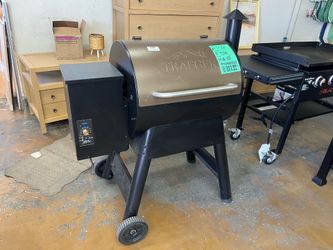 Pro Series 22-Pellet Grill and Smoker in Bronze