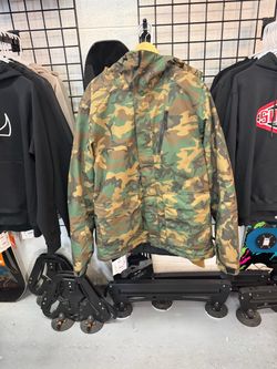 686 Xl camo snowboard ski jacket located at Sin city snowboards