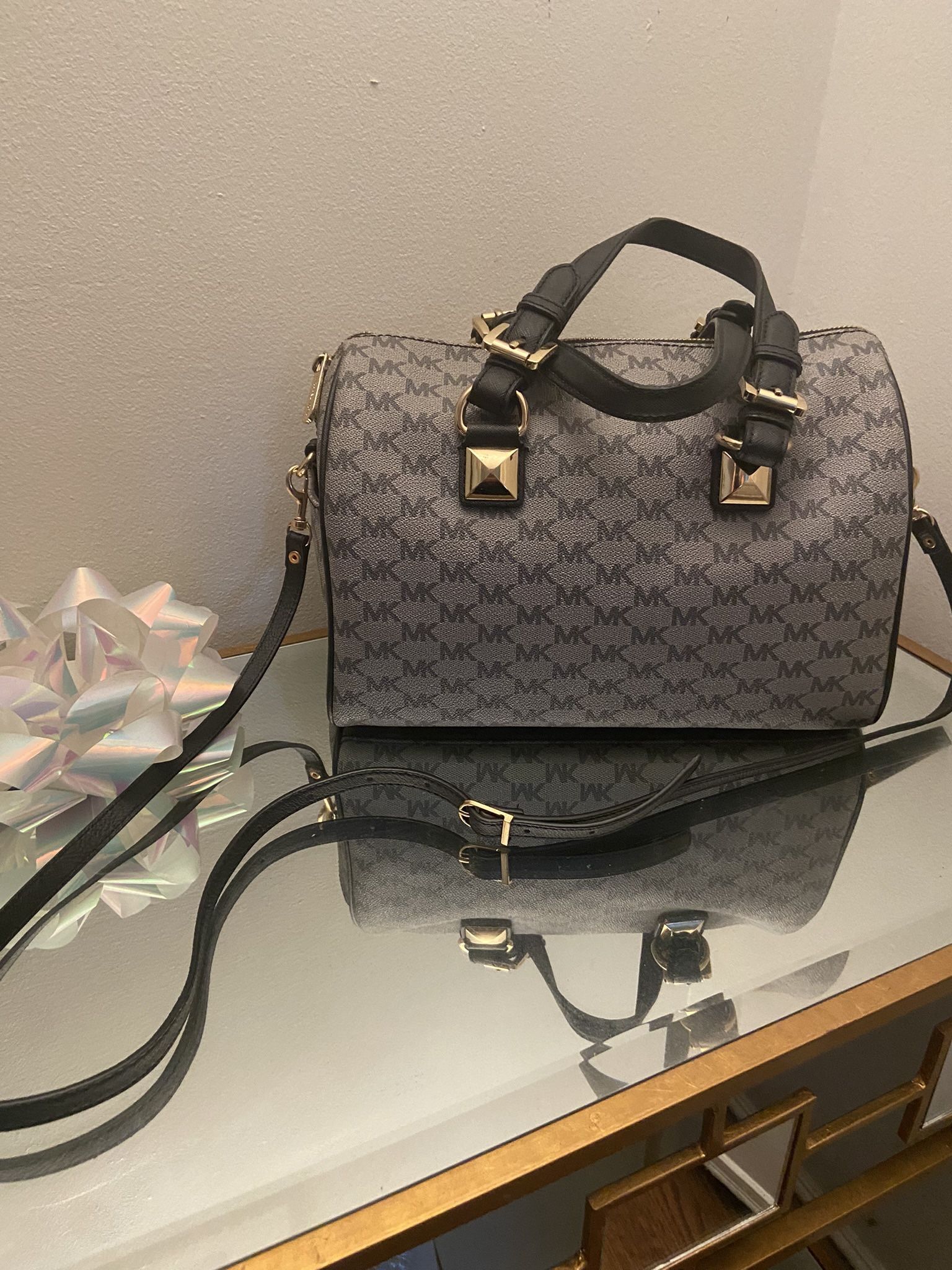 💕🌸Michael Kors Crossbody Monogram Bag