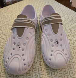 Hounds footwear by USA Dowgs. ultra light slip on clogs. Size 7-8