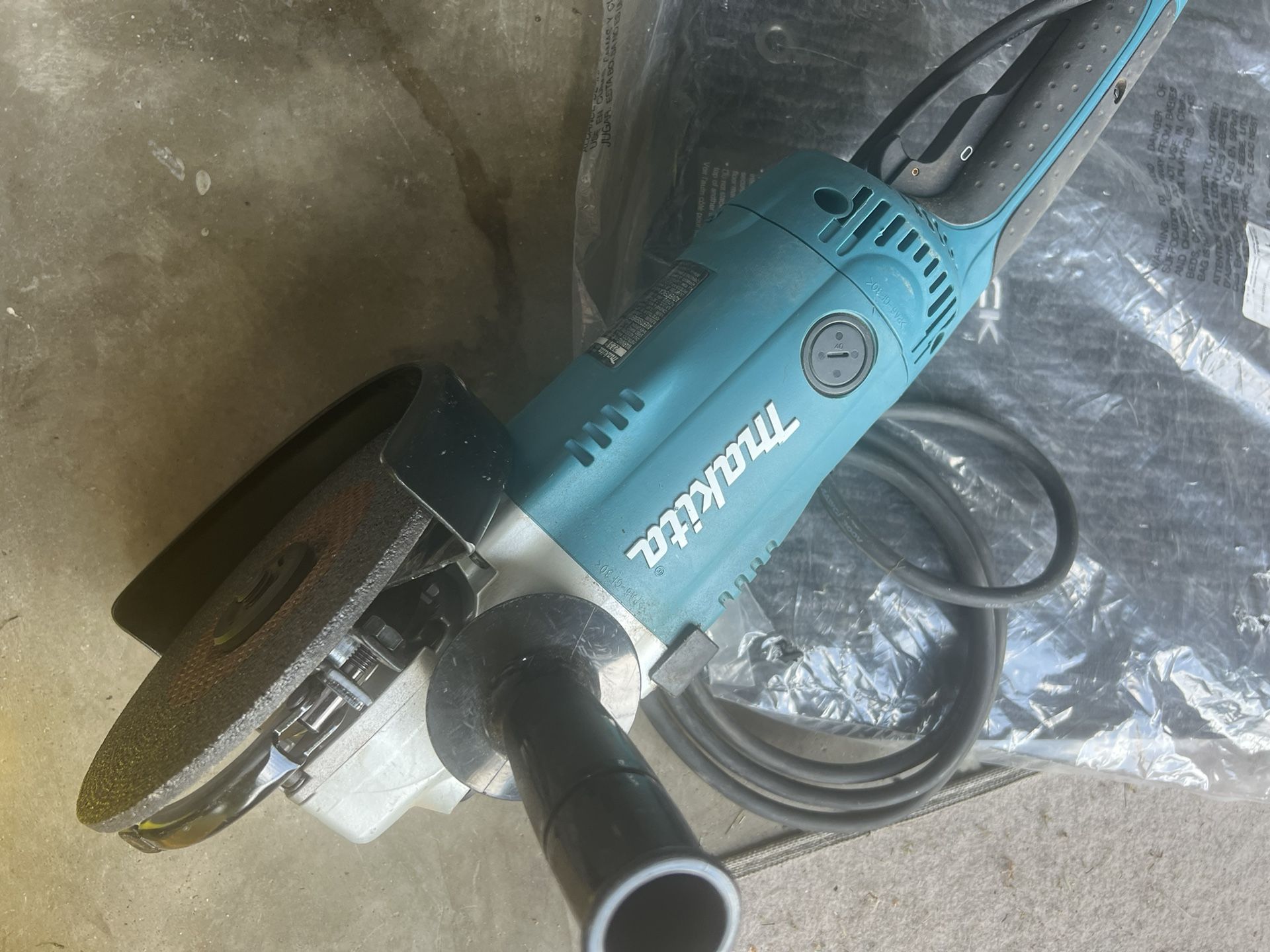Makita 7 Inch Grinder-15A-new Disc