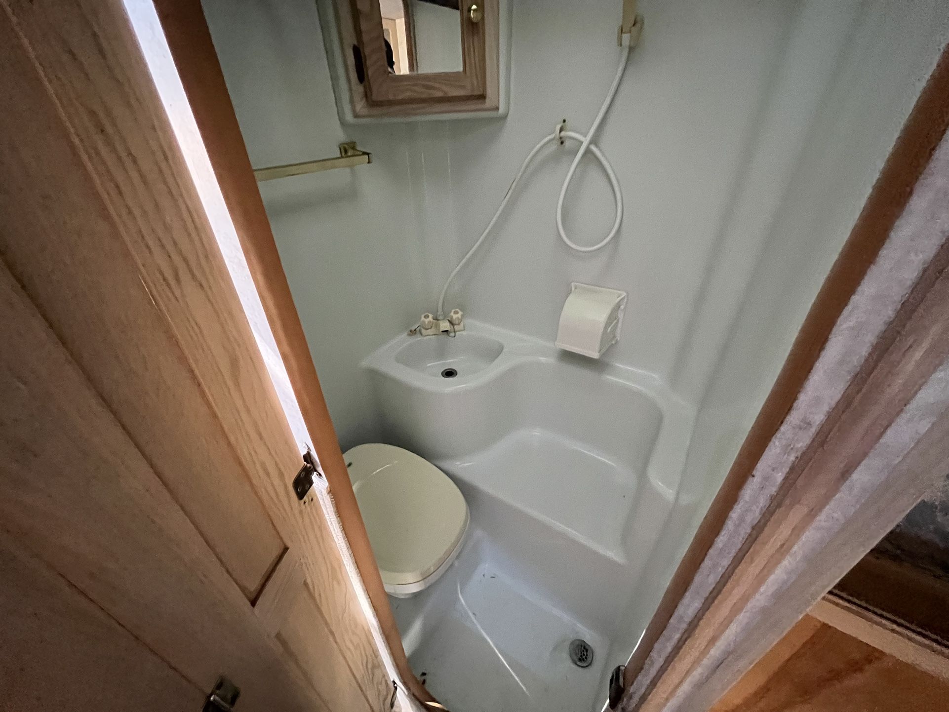 2001 2001 Bigfoot Camper Roof Air, And Awning Generator 1 Owner 2001 Bigfoot Camper Roof Air