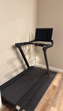 Peloton Treadmill - Excellent Condition