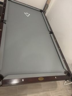 Connelly 9ft Pool  Table With Accessories 