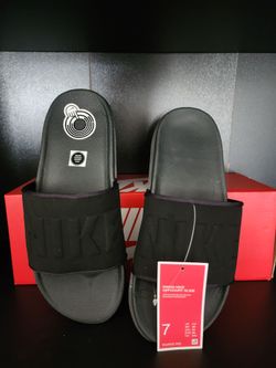 Nike slipers size 7