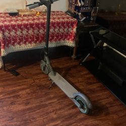 28 Mph Scooter 25 Mile Range Comes With Charger 