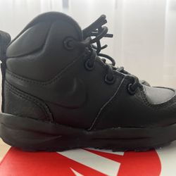 Nike Manoa LTR Shoes in Black