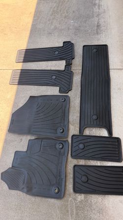 Sienna OEM floor mats, like new.  也可以写得更适合二手平台一点：  Toyota Sienna OEM Floor Mats – Like New
