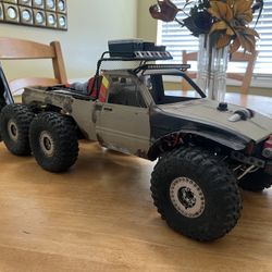 Axial Unimog 6x6 Crawler. 