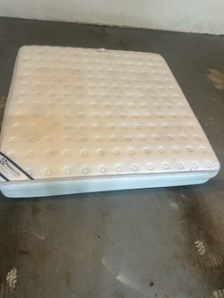 King Sealy Mattess (Delivery available!)