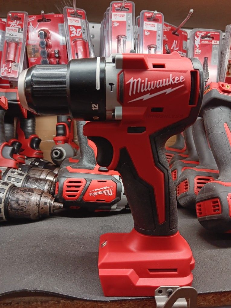 Milwaukee M18 18V Lithium-Ion Brushless Cordless 1/2in. Compact Hammer Drill /Driver. Tool-Only