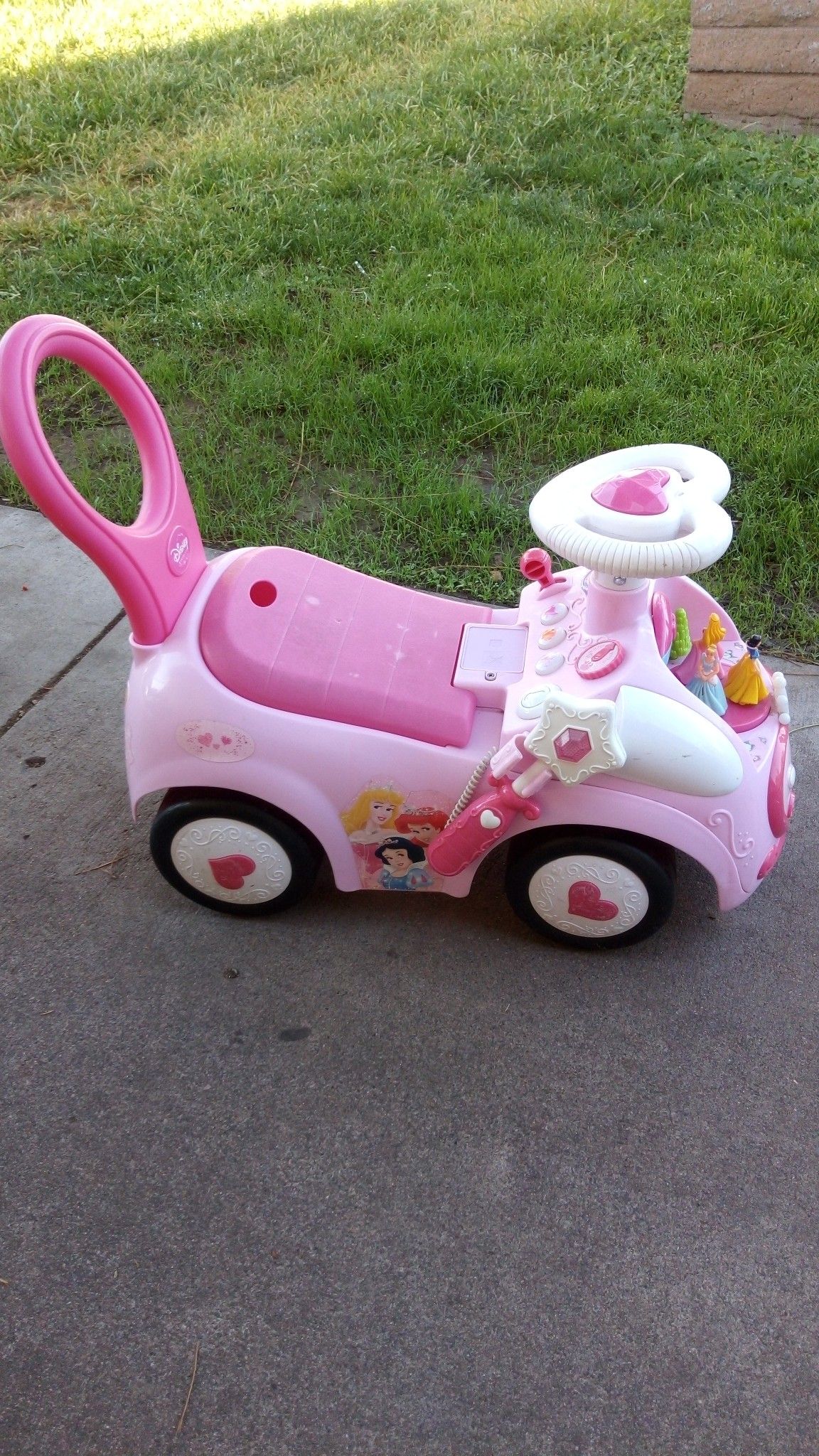 Baby push car ride $15.00 exelent condition 🌺 batteries included