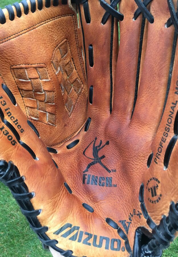 Mizuno Jen Finch Fastpitch softball glove mitt