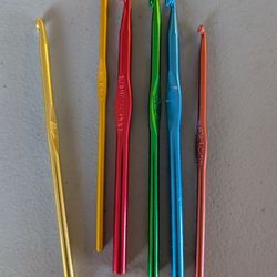 Set of 6 metal crochet hooks