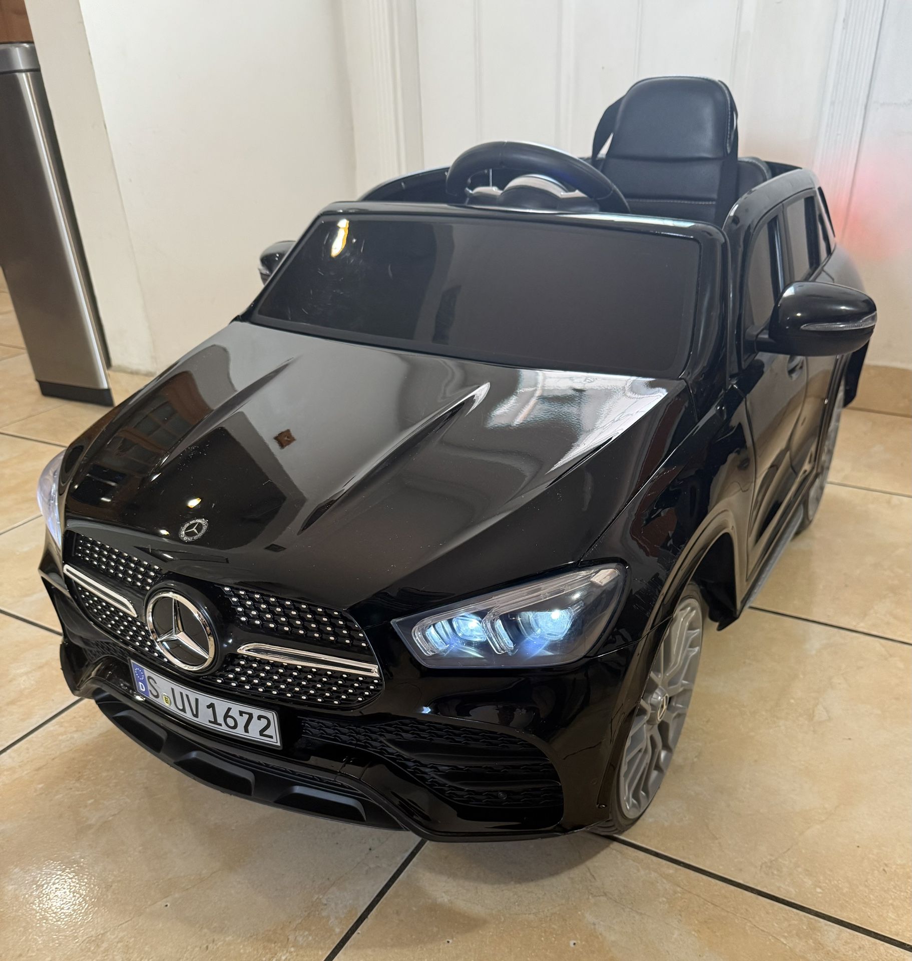 Vehículos Mercedes Benz Eléctrico Negro 100% Operativo Con batería de 12 V 100% Operational Mercedes Benz electric vehicles with