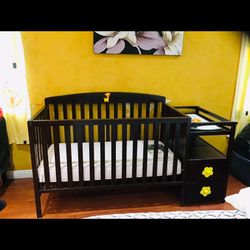 Crib And Change Table With Drawers 