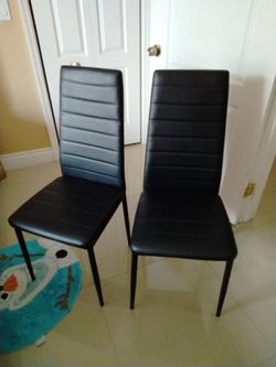 4 silla tapizada de piel..