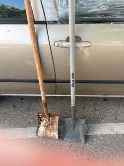 2 heavy duty shovels