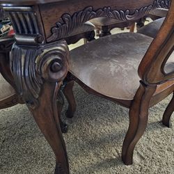 Table With 8 Chairs. 