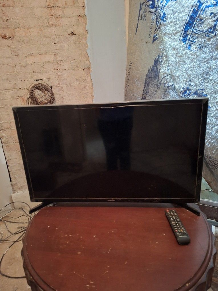 32" SAMSUNG FLAT SCREEN TV W/ REMOTE